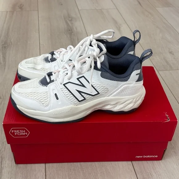 New Balance White and Navy Sneakers size 7 - Picture 5 of 8